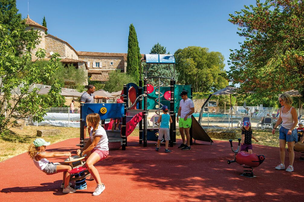 Enfants jouant sur l’aire de jeux du village vacances Gréoux-les-Bains