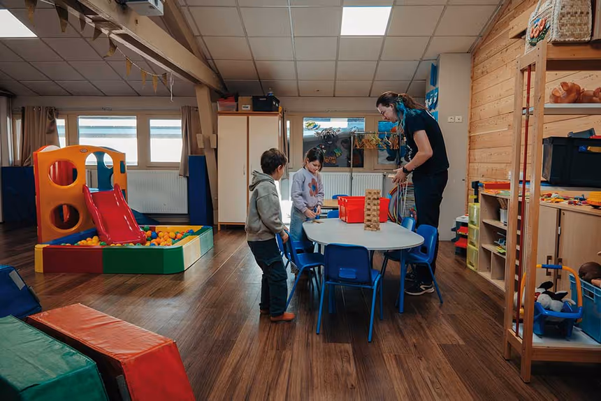 Animateur Azureva encadrant des enfants dans le club enfants du village vacances, avec jeux et activités éducatives