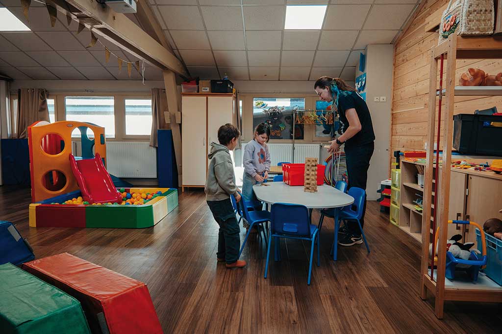 Animateur Azureva encadrant des enfants dans le club enfants du village vacances, avec jeux et activités éducatives