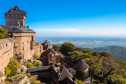 Château médiéval surplombant la plaine, visite culturelle pendant les vacances Azureva