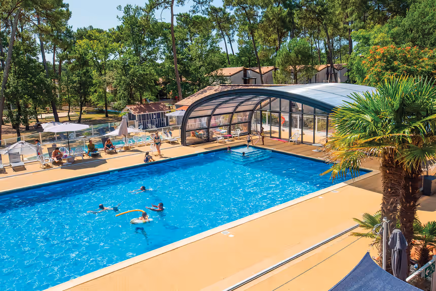 Piscine extérieure avec espace couvert dans le village vacances Azureva Ronce les-Bains