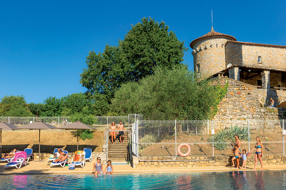 Piscine extérieure du château Lou Castel en Ardèche, village vacances familial