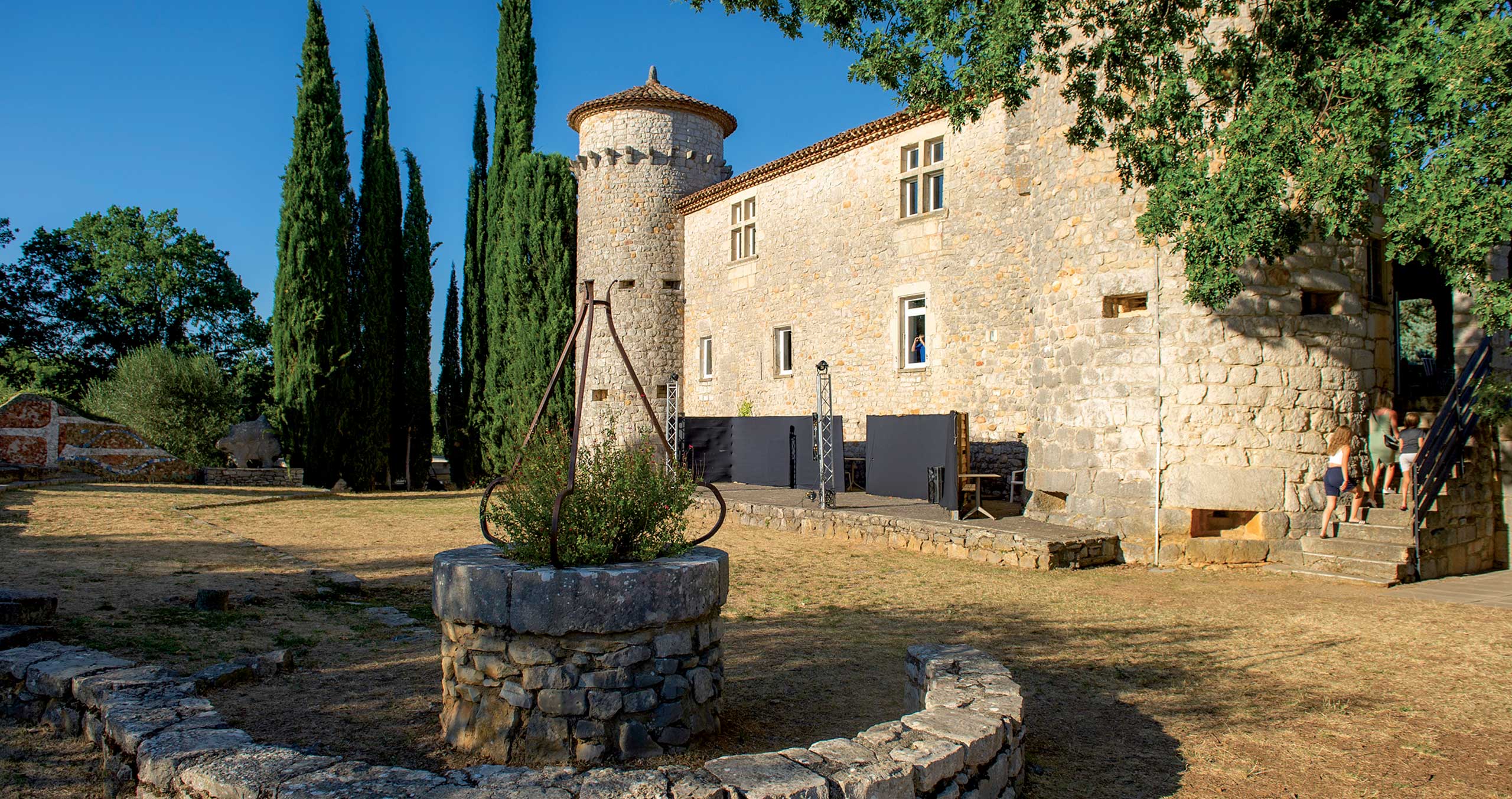 Château médiéval Lou Castel en Ardèche, village vacances au cœur de la nature