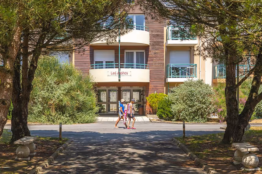 Famille devant le village vacances Azureva Pornichet-La Baule avec activités en plein air