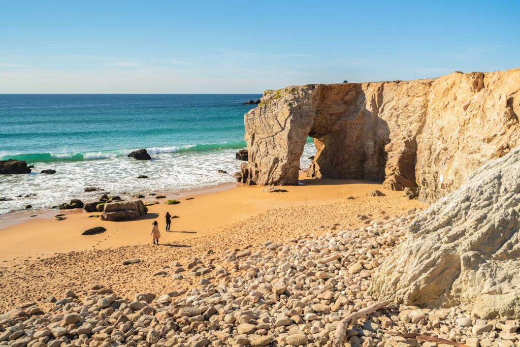 Vue sur la Côte Sauvage de Quiberon en Bretagne Sud avec sa célèbre arche naturelle et sa plage de sable doré