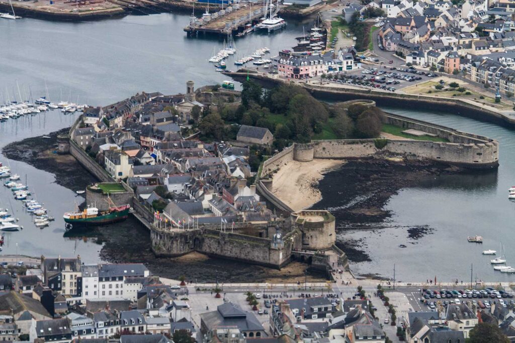 Vue aérienne de la Ville Close de Concarneau en Bretagne Sud, entourée de remparts et du port de plaisance