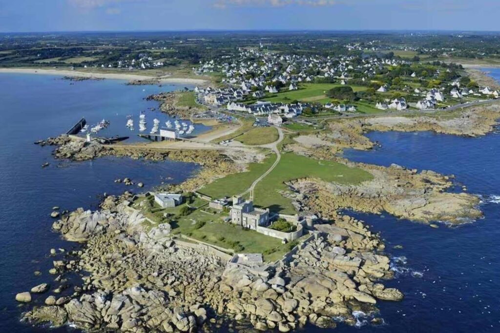 Vue aérienne de la pointe de Trévignon à Trégunc avec le château, le port et les plages du Finistère Sud en Bretagne