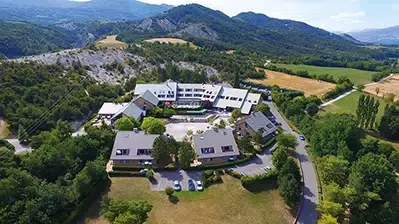 Village vacances Azureva Serre-Ponçon dans les Hautes-Alpes avec vue sur la nature et les montagnes