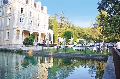 Soirée conviviale au village vacances Azureva Gréoux-les-Bains en Provence, au bord de l’eau