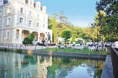 Soirée conviviale au village vacances Azureva Gréoux-les-Bains en Provence, au bord de l’eau