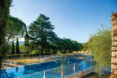 Piscine extérieure du village vacances Azureva Berrias-et-Casteljau en Ardèche entourée de nature