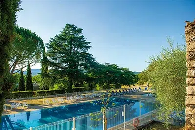 Piscine extérieure du village vacances Azureva Berrias-et-Casteljau en Ardèche entourée de nature