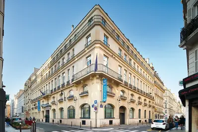 Façade du village vacances Azureva Paris Opéra dans un immeuble haussmannien au cœur de la capitale
