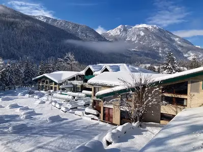 Village vacances Azureva Serre-Chevalier en hiver avec hébergements au pied des montagnes enneigées