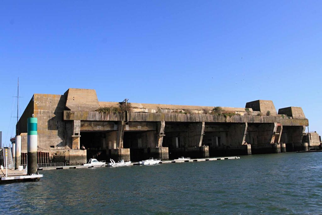 Vue du bunker K3 de la base sous-marine de Lorient dans le Morbihan en Bretagne Sud, ancien abri de sous-marins de la Seconde Guerre mondiale
