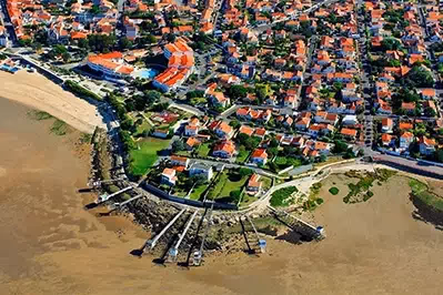 Vue aérienne de Fouras en Charente-Maritime avec ses carrelets sur l’océan Atlantique