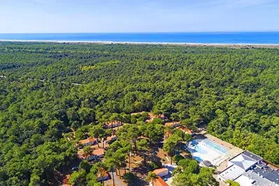 Vue aérienne du camping Azureva sur l’île d’Oléron entre forêt de pins et océan AtlantiqueVue aérienne du camping Azureva sur l’île d’Oléron entre forêt de pins et océan Atlantique