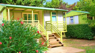 Mobil-home confortable au camping Azureva Sigean, entouré de verdure et de fleurs