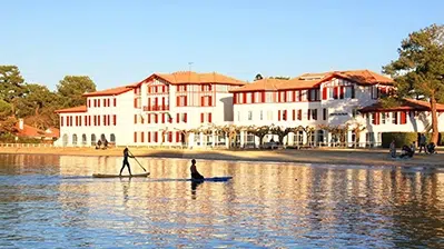 Hôtel du Parc Azureva Hossegor dans les Landes en bord de lac avec activités nautiquesHôtel du Parc Azureva Hossegor dans les Landes en bord de lac avec activités nautiques