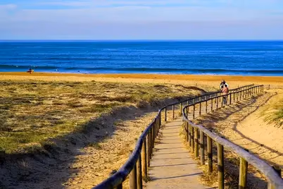Chemin d’accès à la plage depuis l’Hôtel du Parc Azureva Hossegor avec vue sur l’océan Atlantique