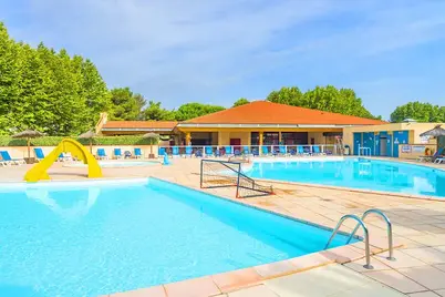 Piscine avec pataugeoire au village vacances Azureva Saint-Cyprien dans les Pyrénées-Orientales