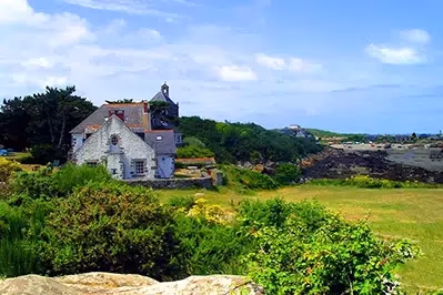 Maison typique et paysages côtiers à Hauteville-sur-Mer près du village vacances Azureva en Normandie