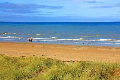 Grande plage de sable à Hauteville-sur-Mer en Normandie près du village vacances Azureva