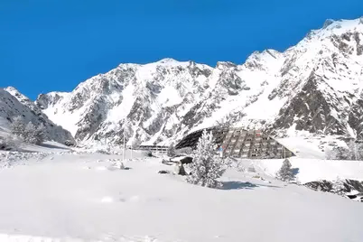 Village vacances Azureva Piau-Engaly au cœur des Hautes-Pyrénées avec vue sur les montagnes enneigées