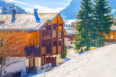 Chalet en bois au village vacances Azureva La Clusaz dans les Aravis en hiver