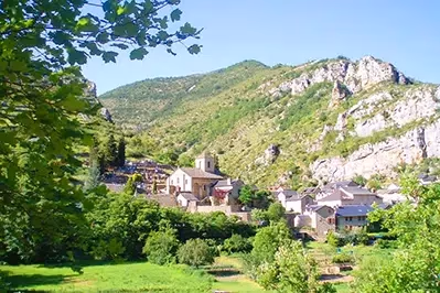 Village vacances Azureva La Malène dans les Gorges du Tarn entouré de montagnes et de verdure
