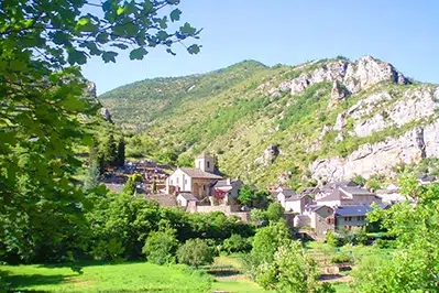 Village vacances Azureva La Malène dans les Gorges du Tarn entouré de montagnes et de verdure