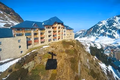 Village vacances Azureva La Mongie au cœur des Hautes-Pyrénées avec vue sur les pistes de ski