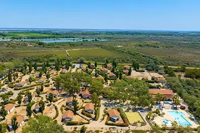 Vue aérienne du village vacances Azureva Le Grau-du-Roi en Camargue avec piscine, nature et proximité de la mer