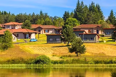 Hébergements du village vacances Azureva Fournols en Auvergne, au bord d’un lac dans le Puy-de-Dôme