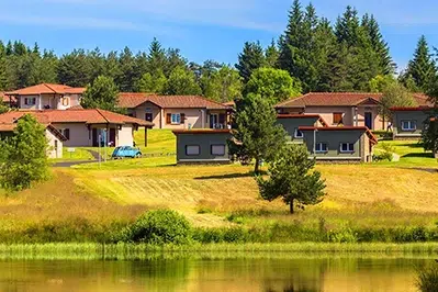 Hébergements du village vacances Azureva Fournols en Auvergne, au bord d’un lac dans le Puy-de-Dôme