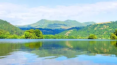 Vue du lac de Murol et des montagnes du Puy-de-Dôme en Auvergne près du village vacances Azureva