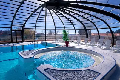 Piscine couverte avec jacuzzi au village vacances Azureva Roquebrune-Cap-Martin sur la Côte d’Azur