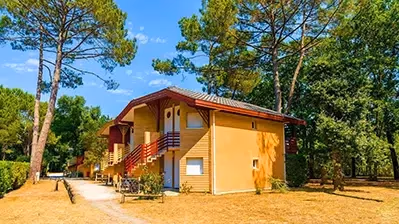 Logement du village vacances Azureva Lacanau en Gironde, au cœur de la pinède