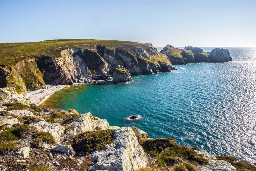 Falaises de la pointe de Pen-Hir sur la presqu’île de Crozon en Bretagne, surplombant une mer turquoise scintillante