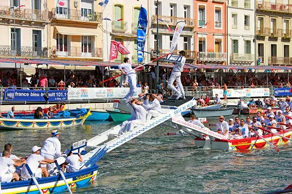Tournoi de joutes nautiques traditionnelles à Sète dans le Golfe du Lion