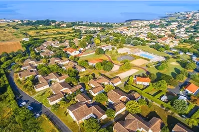 Vue aérienne du village vacances Azureva Île d’Oléron avec piscine et accès proche à l’océan