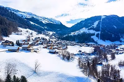 Vue sur le village et les pistes enneigées d’Arêches-Beaufort en Savoie