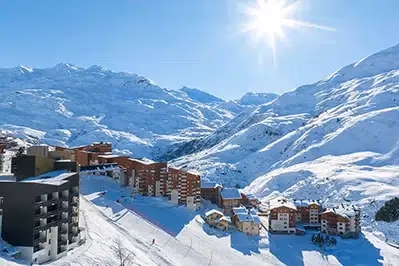 Vue panoramique enneigée de la station Les Menuires et de la résidence vacances Azureva dans les Alpes en hiver