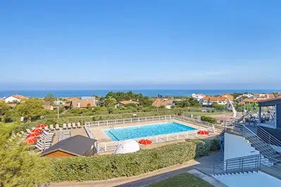 Piscine du village vacances Azureva Anglet avec vue sur l’océan Atlantique