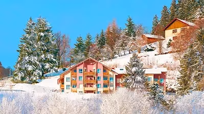 Village vacances Azureva Bussang entouré de sapins enneigés dans le massif des Vosges