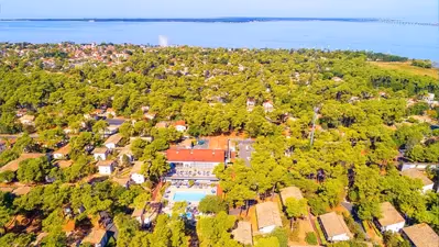 Vue aérienne du village vacances Azureva Ronce-les-Bains en Charente-Maritime, au cœur de la pinède et proche de l’océan