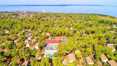 Vue aérienne du village vacances Azureva Ronce-les-Bains en Charente-Maritime, au cœur de la pinède et proche de l’océan