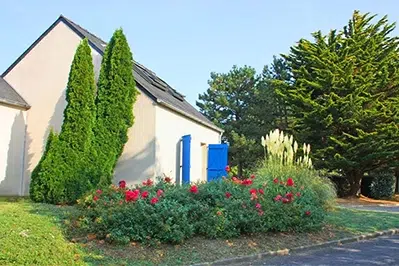 Logement du village vacances Azureva Arzon dans le Golfe du Morbihan avec jardin fleuri