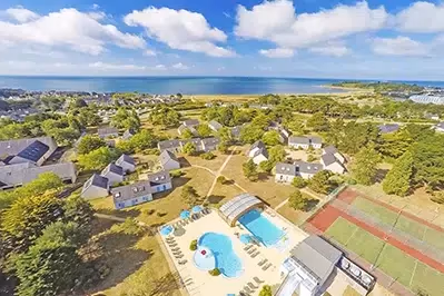 Vue aérienne du village vacances Azureva Arzon dans le Golfe du Morbihan avec piscine et accès à l’océan