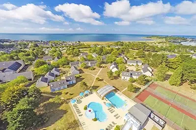 Vue aérienne du village vacances Azureva Arzon dans le Golfe du Morbihan avec piscine et accès à l’océan